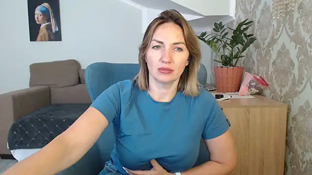 Snapshot of Mallinia chatting on 10-11-25, 12:04 Mallinia online show from 10-11-25, 12:04