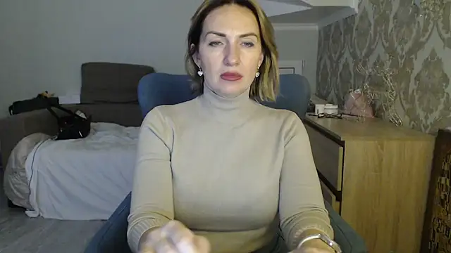 Snapshot of Mallinia chatting on 12-15-25, 12:53 Mallinia online show from 12-15-25, 12:53