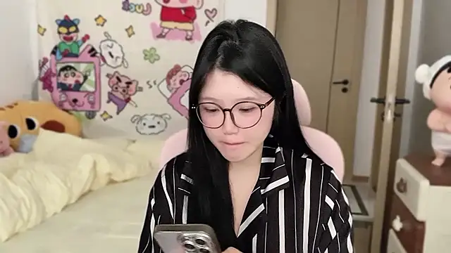 Snapshot of xiSSts chatting on 11-15-25, 02:09 xiSSts online show from 11-15-25, 02:09