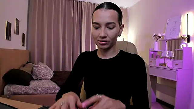 Snapshot of Bellla_Haddid chatting on 11-14-25, 01:48 Bellla Haddid online show from 11-14-25, 01:48