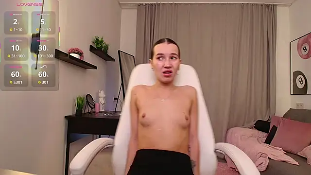 Snapshot of Bellla_Haddid chatting on 11-19-25, 01:49 Bellla Haddid online show from 11-19-25, 01:49