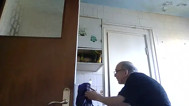 Snapshot of mariusica1@xh chatting on 04-25-26, 01:41 mariusica1xh online show from 04-25-26, 01:41