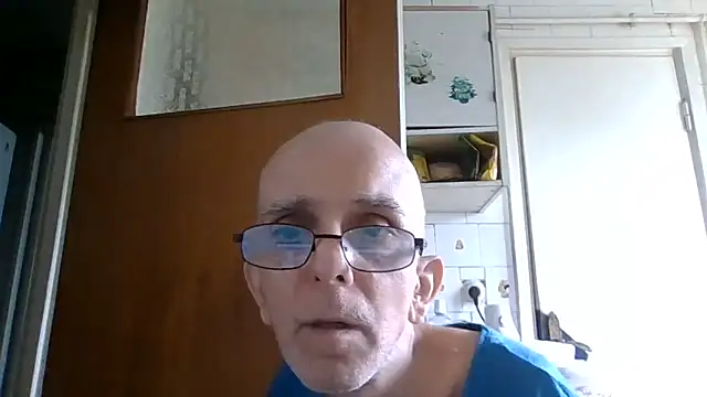 Snapshot of mariusica1@xh chatting on 06-10-26, 02:05 mariusica1xh online show from 06-10-26, 02:05