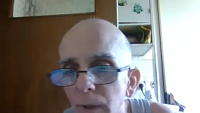 Snapshot of mariusica1@xh chatting on 06-13-26, 01:09 mariusica1xh online show from 06-13-26, 01:09