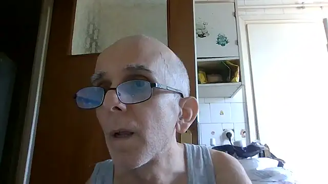 Snapshot of mariusica1@xh chatting on 06-14-26, 02:30 mariusica1xh online show from 06-14-26, 02:30