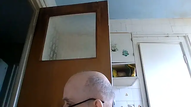 Snapshot of mariusica1@xh chatting on 06-16-26, 02:52 mariusica1xh online show from 06-16-26, 02:52