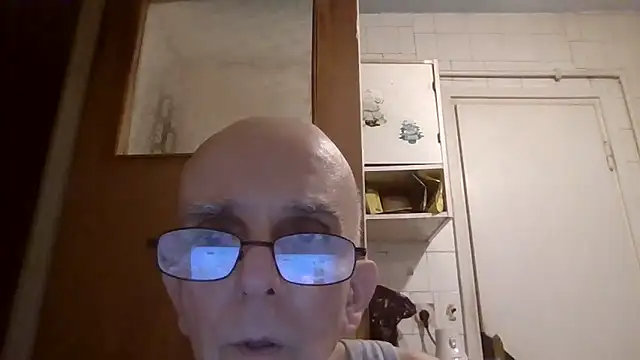 Snapshot of mariusica1@xh chatting on 06-17-26, 06:42 mariusica1xh online show from 06-17-26, 06:42