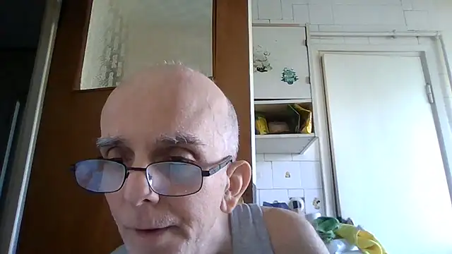 Snapshot of mariusica1@xh chatting on 06-18-26, 09:14 mariusica1xh online show from 06-18-26, 09:14