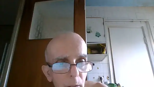 Snapshot of mariusica1@xh chatting on 06-19-26, 04:44 mariusica1xh online show from 06-19-26, 04:44