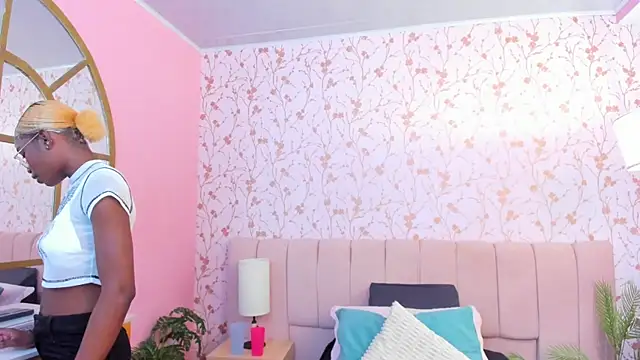 Snapshot of amber-hill chatting on 11-18-25, 07:07 amber-hill online show from 11-18-25, 07:07