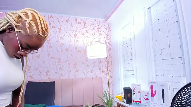 Snapshot of amber-hill chatting on 12-18-25, 06:58 amber-hill online show from 12-18-25, 06:58