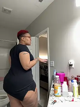 Snapshot of SexyHoneyRedd chatting on 12-22-24, 12:28 SexyHoneyRedd online show from 12-22-24, 12:28