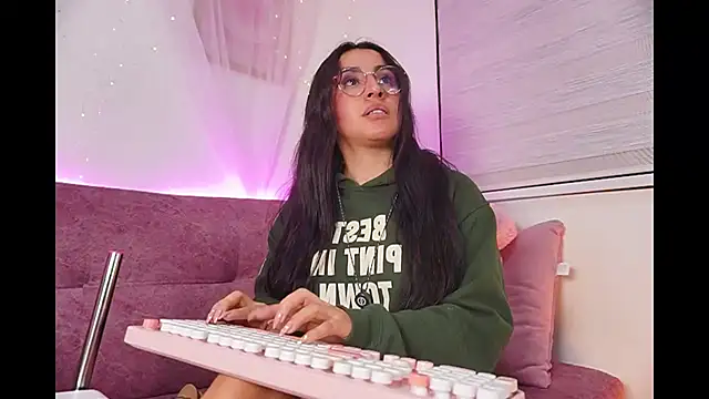 leila petitee  online show from 11-23-25, 02:17