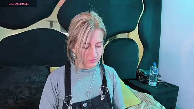 GiaRoussel online show from 03-03-26, 04:02