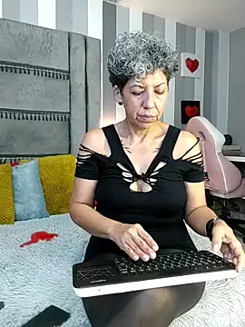 Snapshot of Julianewell chatting on 12-15-25, 12:20 Julianewell online show from 12-15-25, 12:20