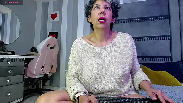 Snapshot of Julianewell chatting on 02-27-26, 12:38 Julianewell online show from 02-27-26, 12:38