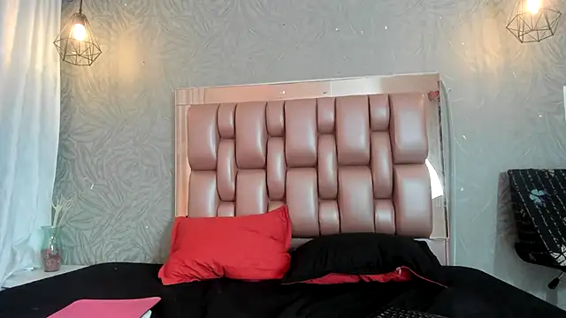 KOURTNEY-- online show from 11-07-25, 02:33