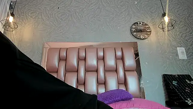 KOURTNEY-- online show from 11-30-25, 02:15