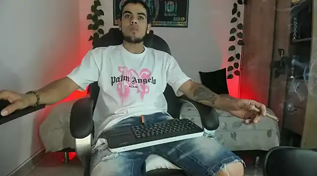 Snapshot of mikee_scooth chatting on 02-15-25, 04:36 mikee scooth online show from 02-15-25, 04:36