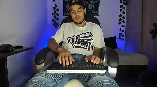 Snapshot of mikee_scooth chatting on 03-13-25, 03:44 mikee scooth online show from 03-13-25, 03:44