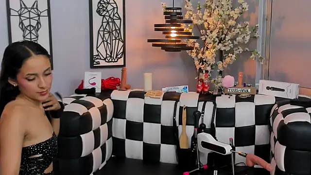 Snapshot of SARAFOXX_ chatting on 12-21-24, 02:47 SARAFOXX online show from 12-21-24, 02:47