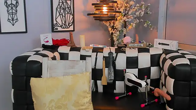 Snapshot of SARAFOXX_ chatting on 12-22-24, 05:53 SARAFOXX online show from 12-22-24, 05:53