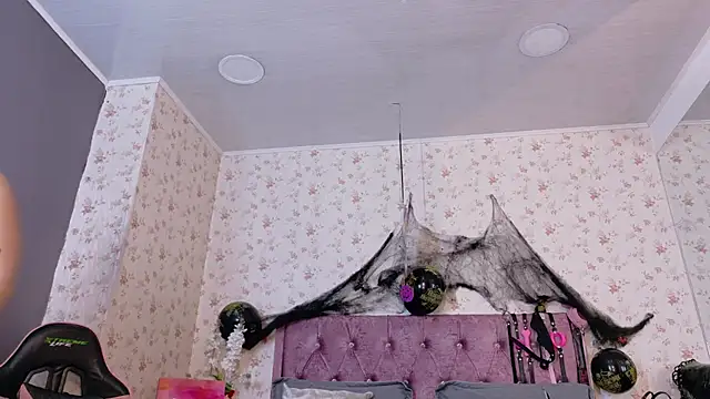 AvrillThomas online show from 10-28-25, 04:31