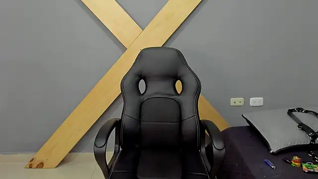 Snapshot of jamesinked_ chatting on 12-27-24, 03:37 jamesinked  online show from 12-27-24, 03:37