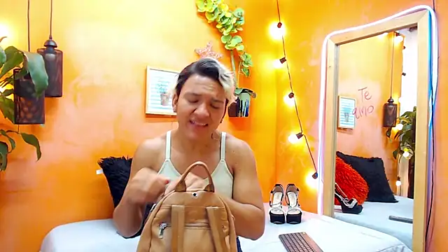 Snapshot of aslyhernandez_7 chatting on 12-21-24, 11:22 aslyhernandez 7 online show from 12-21-24, 11:22