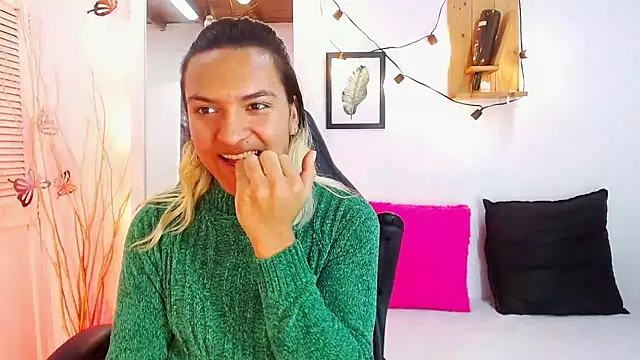 Snapshot of aslyhernandez_7 chatting on 01-29-25, 11:51 aslyhernandez 7 online show from 01-29-25, 11:51