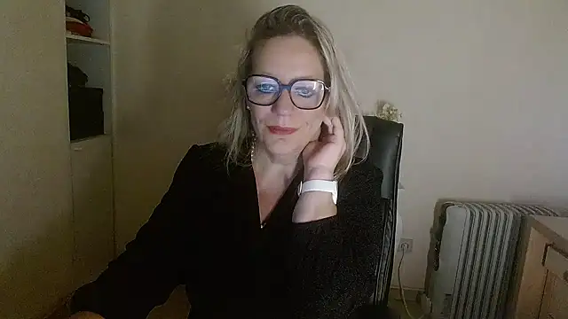 Snapshot of Silkesquirt chatting on 10-23-25, 06:56 Silkesquirt online show from 10-23-25, 06:56