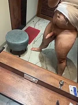 Snapshot of versatile_guy01 chatting on 10-18-25, 06:52 versatile guy01 online show from 10-18-25, 06:52