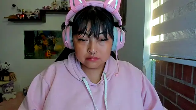 Snapshot of Shaddycute_ chatting on 03-10-26, 01:27 Shaddycute online show from 03-10-26, 01:27