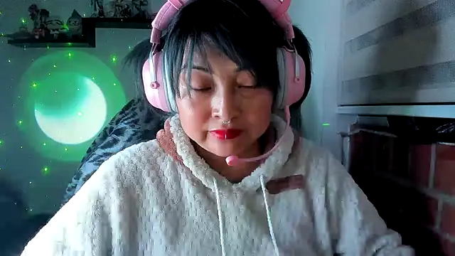 Snapshot of Shaddycute_ chatting on 05-18-26, 03:02 Shaddycute online show from 05-18-26, 03:02