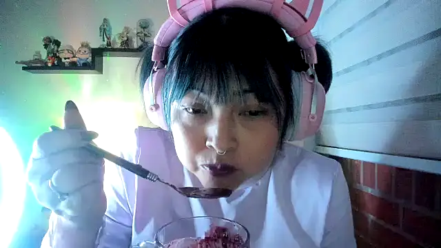 Snapshot of Shaddycute_ chatting on 06-06-26, 01:43 Shaddycute online show from 06-06-26, 01:43