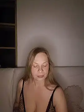 Snapshot of katiestevens chatting on 09-28-25, 09:09 katiestevens online show from 09-28-25, 09:09