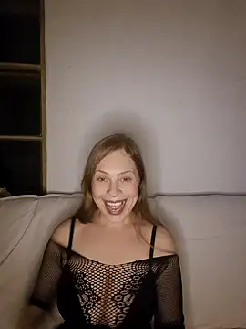 Snapshot of katiestevens chatting on 10-02-25, 08:38 katiestevens online show from 10-02-25, 08:38