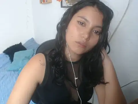 Snapshot of HannaKlein chatting on 12-17-25, 06:36 HannaKlein online show from 12-17-25, 06:36