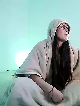 Elle Lee  online show from 12-11-24, 05:32