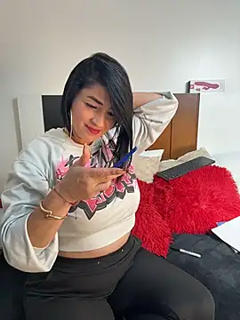 Snapshot of karenlennox1 chatting on 04-24-26, 01:19 karenlennox1 online show from 04-24-26, 01:19