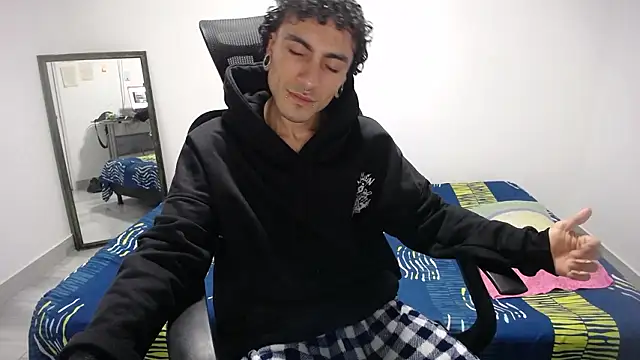 Snapshot of present_the_magic chatting on 03-25-26, 05:35 present the magic online show from 03-25-26, 05:35