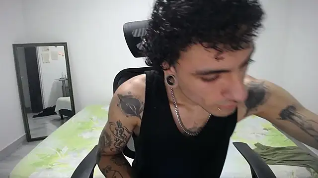 Snapshot of present_the_magic chatting on 04-03-26, 06:11 present the magic online show from 04-03-26, 06:11