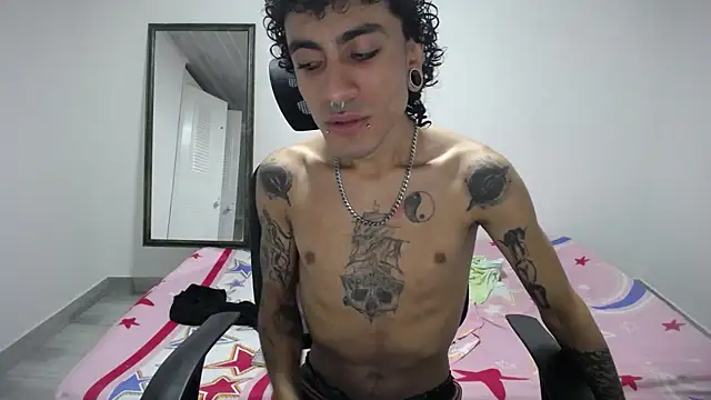 Snapshot of present_the_magic chatting on 04-08-26, 02:50 present the magic online show from 04-08-26, 02:50