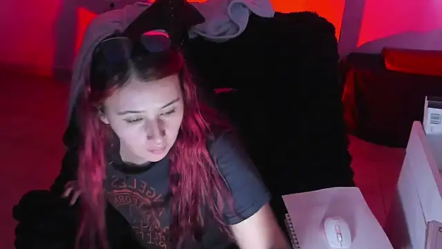 bonnie moon  online show from 10-21-25, 10:21