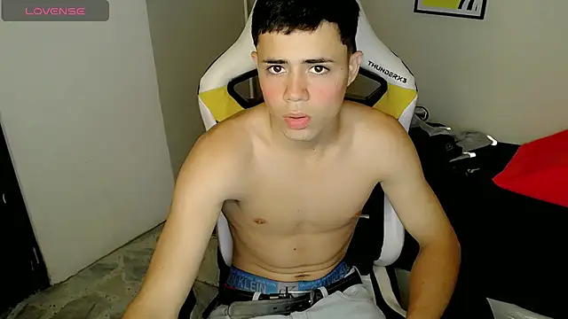 Snapshot of bby_santi chatting on 09-23-25, 02:42 bby santi online show from 09-23-25, 02:42