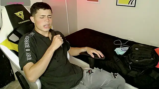 Snapshot of bby_santi chatting on 09-26-25, 04:44 bby santi online show from 09-26-25, 04:44