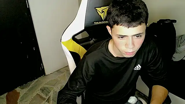 Snapshot of bby_santi chatting on 10-05-25, 05:22 bby santi online show from 10-05-25, 05:22