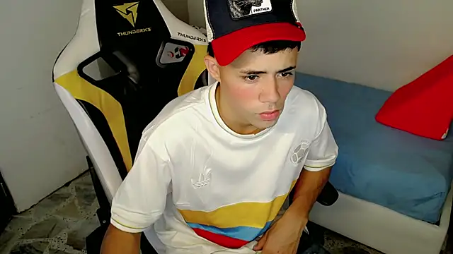 Snapshot of bby_santi chatting on 10-30-25, 03:46 bby santi online show from 10-30-25, 03:46