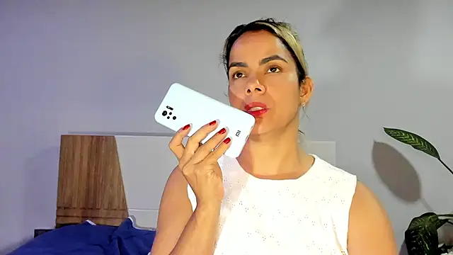 ClaraMariaMon online show from 12-31-24, 11:17