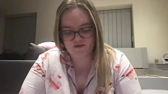 Snapshot of honeyyy24 chatting on 05-06-26, 10:04 honeyyy24 online show from 05-06-26, 10:04